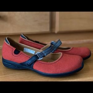 Z7 Women's Meditation Flats